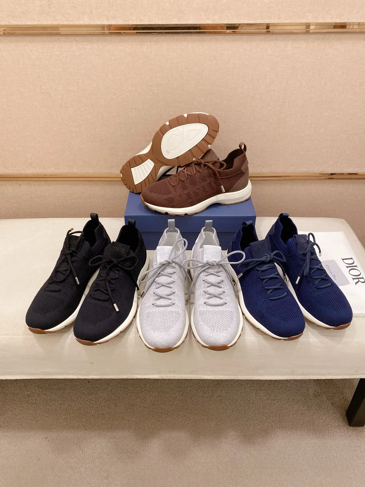 Factory price: 420💰Dior's latest men's fashion sneakers. This item draws inspiration from retro jogging shoes. Featuring a thick, low-top design, it features a mesh fabric upper and an ultra-light rubber foam sole. The side is decorated with an embossed "Di~r" logo. Code number: 39-44 (order 38, 45, 46)